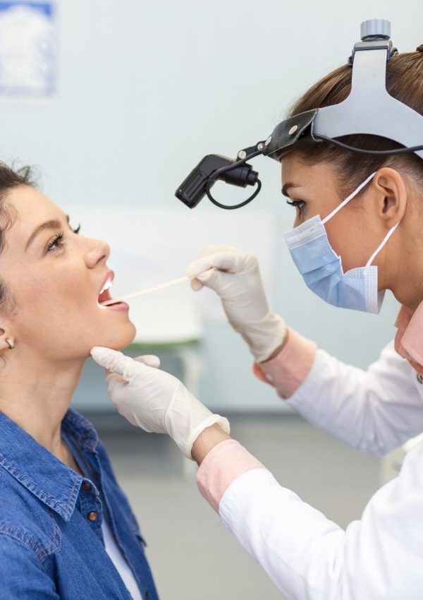 Female,Patient,Opening,Her,Mouth,For,The,Doctor,To,Look